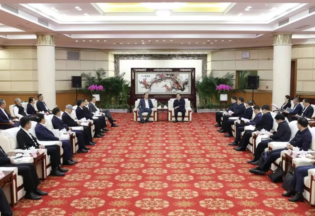 尊龙凯时官网版登录董事长李军受邀出席华中科技大学第十六届企业家论坛，并发演出讲